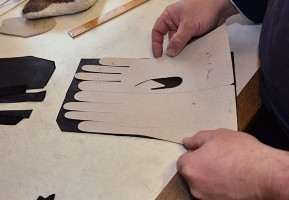 Im Anschluss übertragen wir die Form Ihrer Hand vom Schnittbogen auf das Leder.