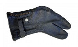 For a customer with a congenital malformation of both forearms. The gloves are made of goat nappa leather and are equipped with a heating system that provides comfortable warmth for 90 minutes.