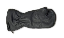 The patient's hand is not formed, there is only one limb for grasping directly on the forearm. With the manufactured glove, the forearm is warmed with lambskin lining and integrated electronic heating. The goatskin is particularly soft and worked in such a way that the patient can still grip the glove unhindered.