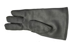 Ziegenlederhandschuh für einen Lagerarbeiter nach einer Totalamputation des Zeigefingers und einer Teilamputation des Daumens.