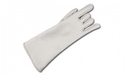 Arbeitshandschuh mit extra langem Schaft für einen Bäcker. Der Handschuh passt perfekt und schützt die Hand bei Temperaturen bis 255° C.