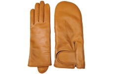 Die Lasche am Fingerhandschuh erleichtert das Anziehen, da die Greiffunktion der rechten Hand eingeschränkt ist. Im Handschuh der betroffenen Hand sorgt ein eingearbeiteter Schlitz für ein leichtes Anziehen.