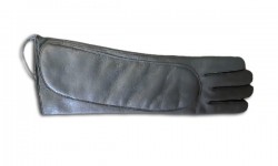 Diesen Stulpenhandschuh haben wir mit einer speziellen Polsterung für den Unterarmbereich gefertigt, wo die Patientin nach einer schweren Verbrennung sehr schmerzempfindlich ist.